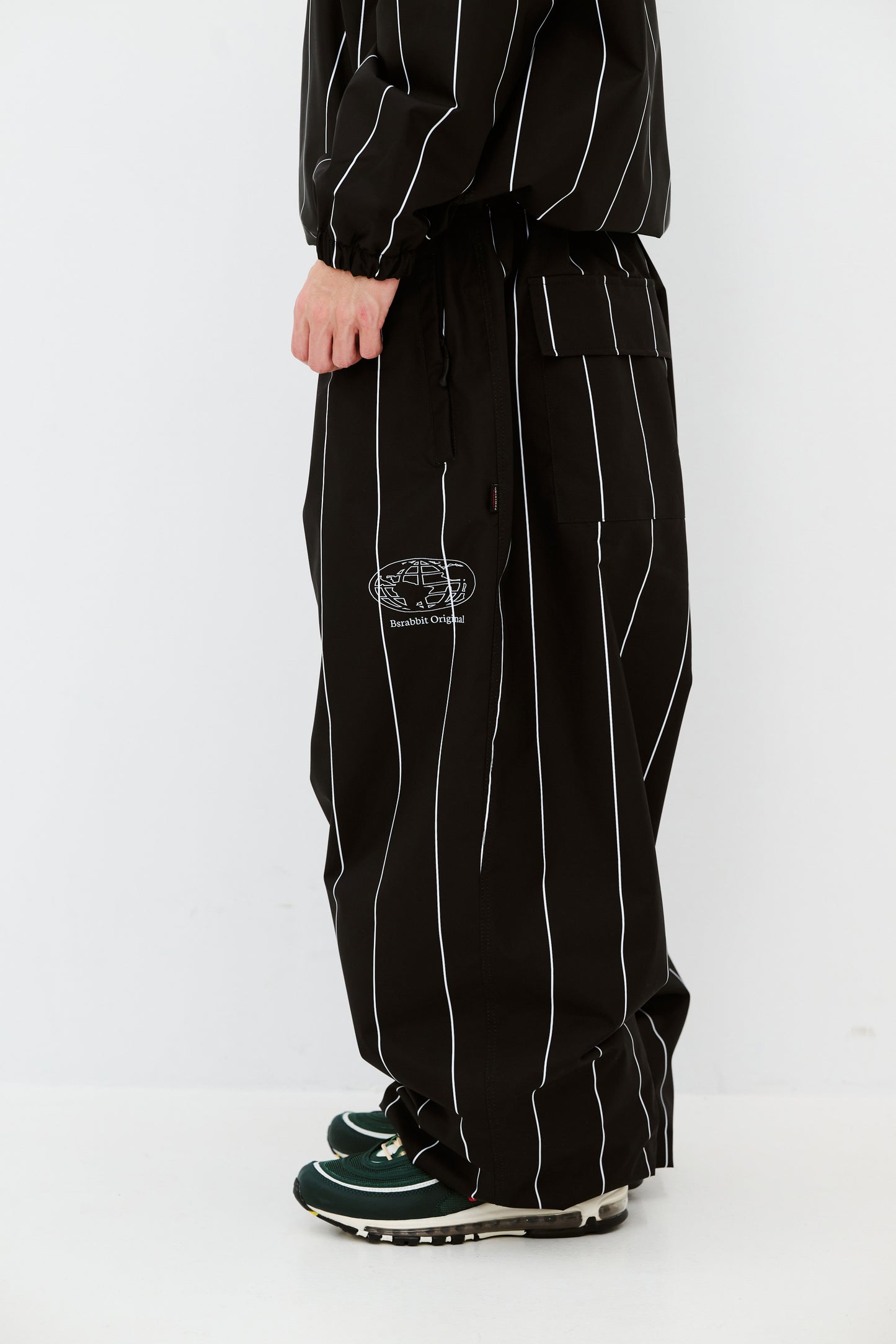 BSRABBIT STRIPE SPORTY SUPER WIDE JOGGER PANTS BLACK BSR2425FWPT055